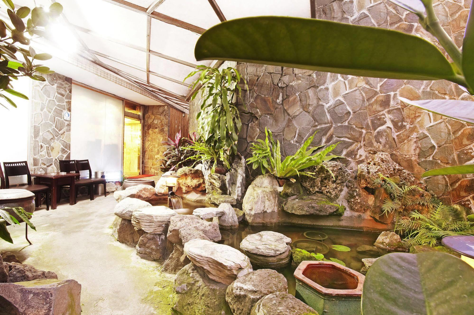 Emperor Hotel Taipei Bagian luar foto